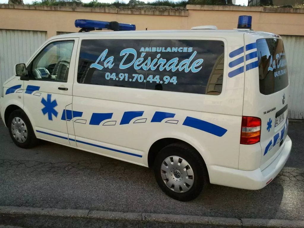 flocage-marqugae-ambulance-covering