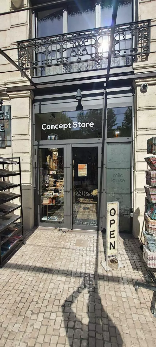 flocage vitrine concept store