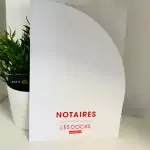 Pochette à rabat original de par sa forme mais qui reste sobre et élégante grâce à la simplicité du design