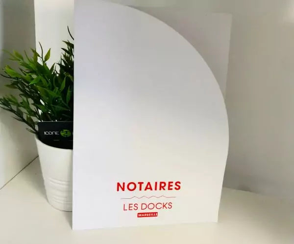 Pochette à rabat original de par sa forme mais qui reste sobre et élégante grâce à la simplicité du design