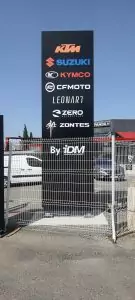 Totem personnalisé pour une entreprise dans le secteur de la voiture en diblon avec adhésifs contre collés