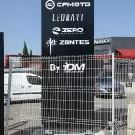 Totem personnalisé pour une entreprise dans le secteur de la voiture en diblon avec adhésifs contre collés