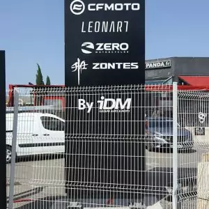 Totem personnalisé pour une entreprise dans le secteur de la voiture en diblon avec adhésifs contre collés