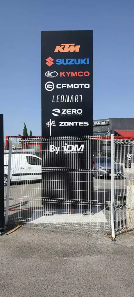 Totem personnalisé pour une entreprise dans le secteur de la voiture en diblon avec adhésifs contre collés