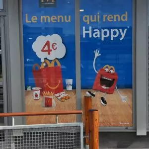 Adhésifs vitrines pour la devanture de votre restaurant