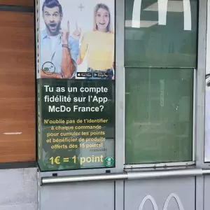 Adhésifs vitrines pour la devanture de votre restaurant