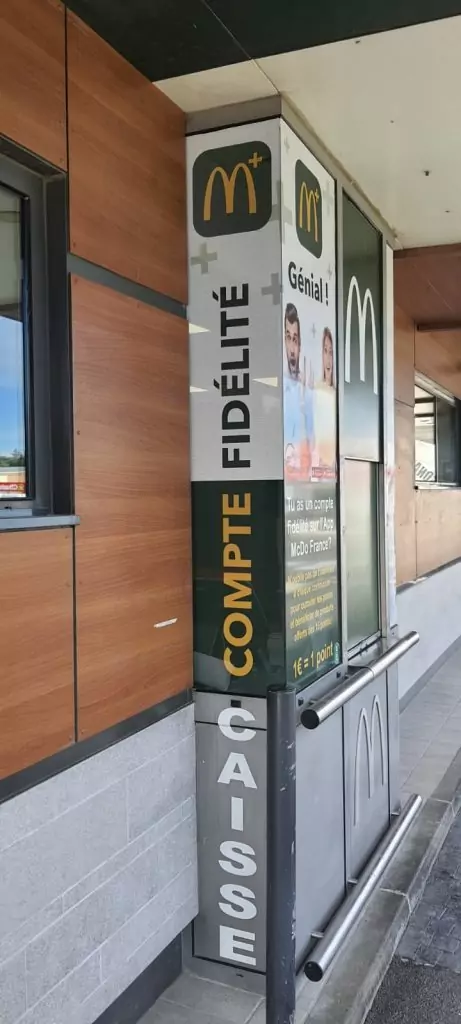 Adhésifs vitrines pour la devanture de votre restaurant