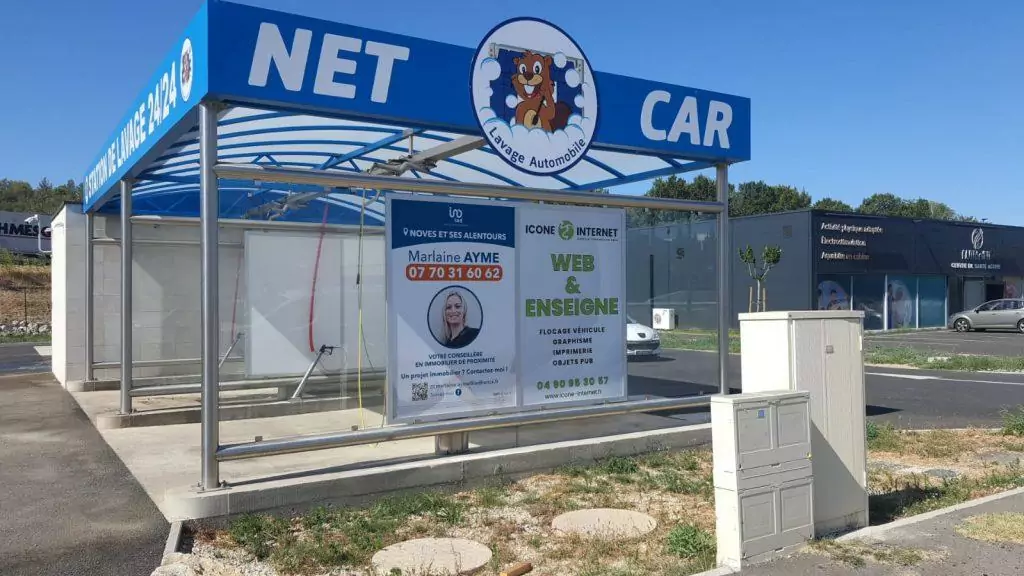 Affiche publicitaire : votre agence icone internet s'affiche