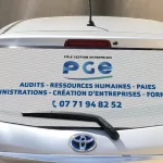Flocage vitre arrière d'un véhicule d'entreprise