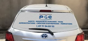 Flocage vitre arrière d'un véhicule d'entreprise