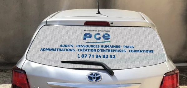 Flocage vitre arrière d'un véhicule d'entreprise