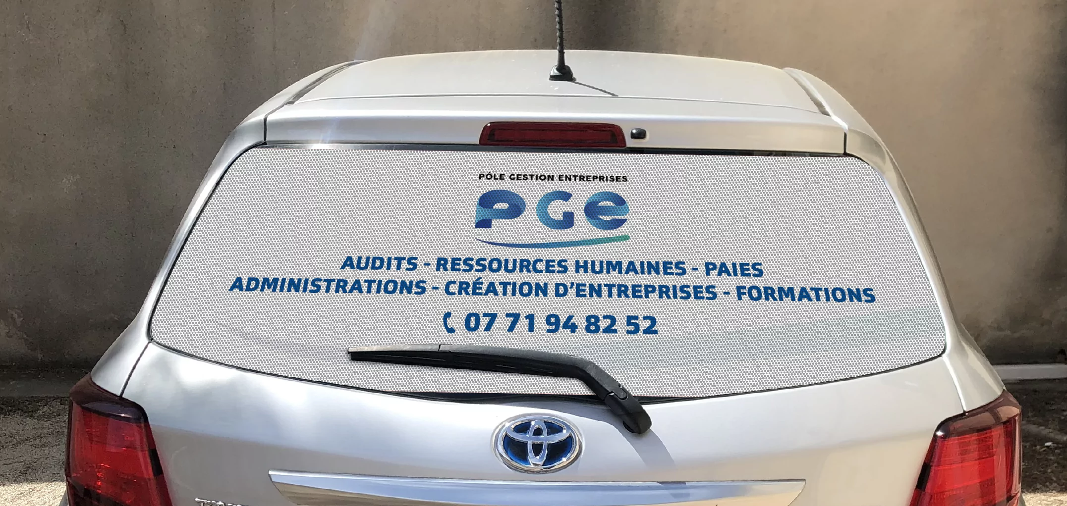 Flocage vitre arrière d'un véhicule d'entreprise