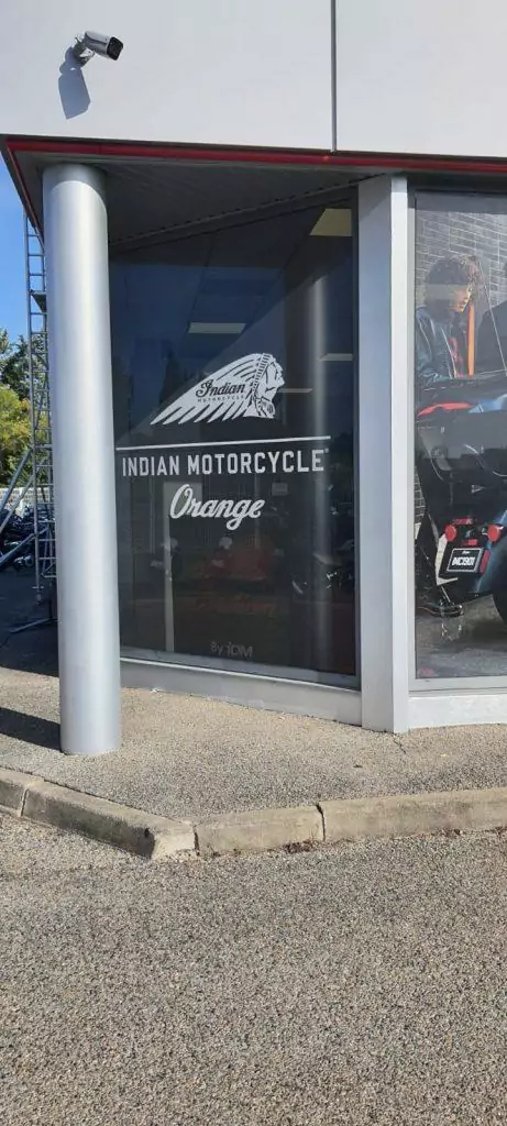 pose d'un microperforé magasin de motos