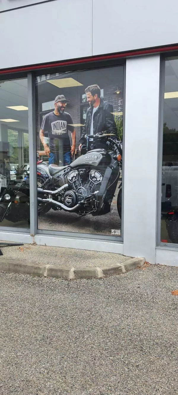 pose d'un totem magasin de motos micro