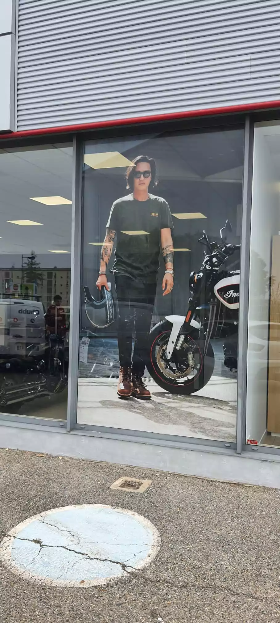 pose d'un totem magasin de motos micro