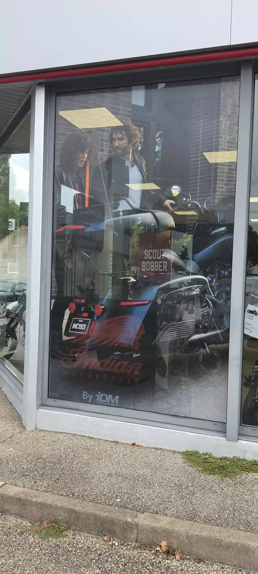 pose d'un totem magasin de motos