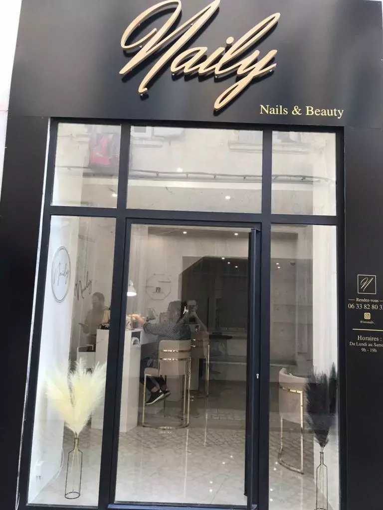 pose d'une enseign elettres découpées pour salon de coiffure