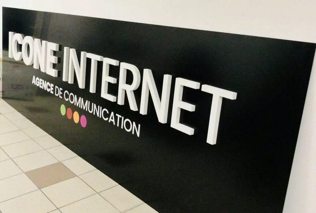 enseigne lettres découpées PVC appliquées sur panneau dibon noir