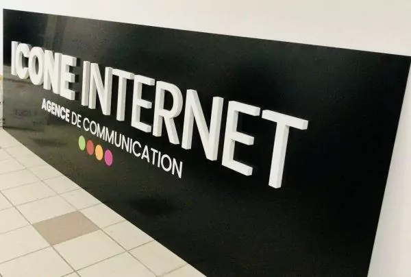 enseigne lettres découpées PVC appliquées sur panneau dibon noir