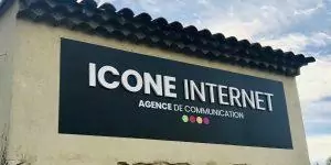 enseigne lettres découpées PVC appliquées sur panneau dibon noir avignon