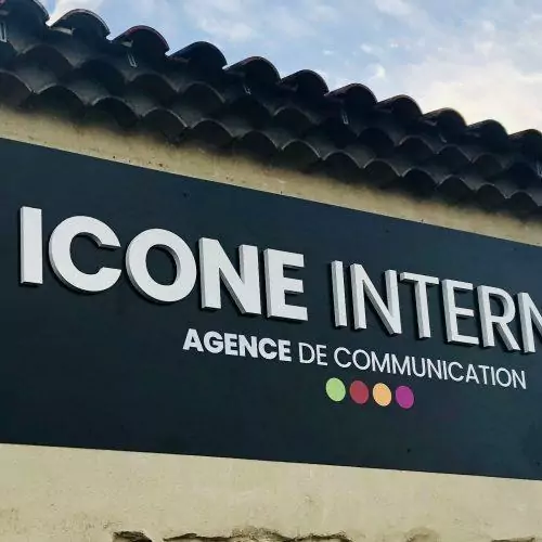 enseigne lettres découpées PVC appliquées sur panneau dibon noir avignon