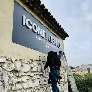 enseigne lettres découpées PVC appliquées sur panneau dibon noir