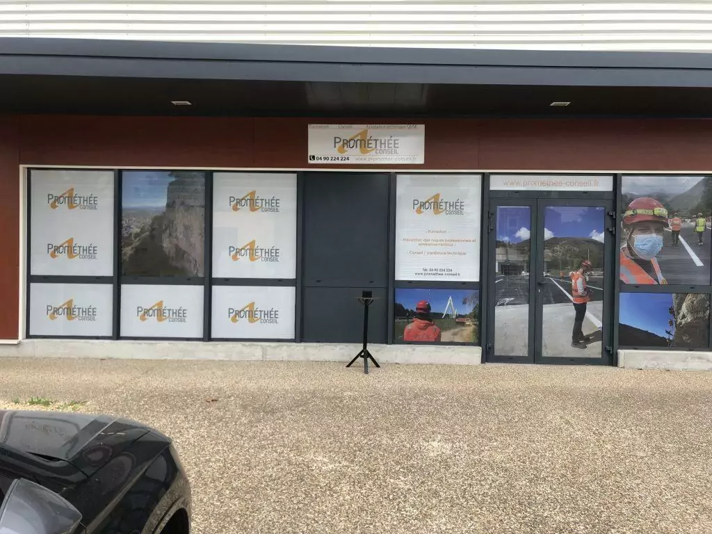 flocage microperforé vitrine magasin de motos bleu