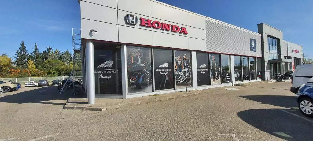 flocage microperforé vitrine magasin de motos bleu