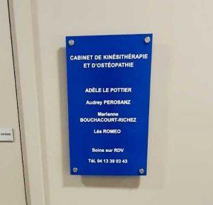 plaque professionnelle plexiglass et dibond entrtoise