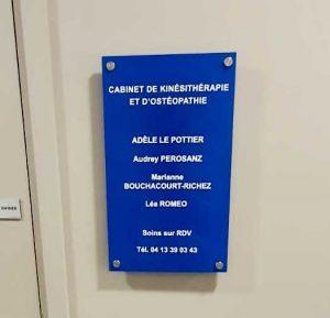 plaque professionnelle plexiglass et dibond entrtoise