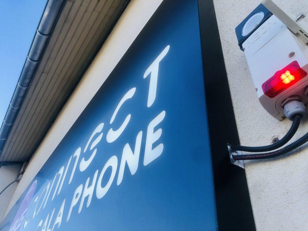 Enseigne caisson ajourée rectangulaire