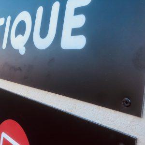 Enseigne caisson ajourée rectangulaire