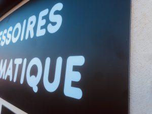 Enseigne caisson ajourée rectangulaire