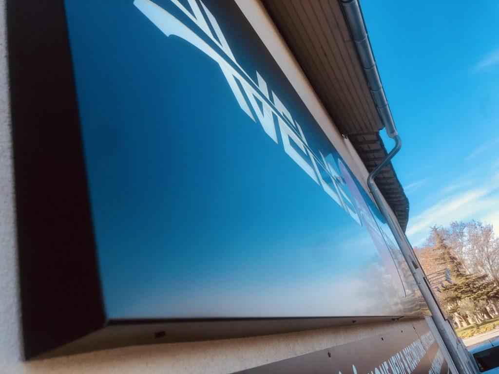 Enseigne caisson ajourée rectangulaire