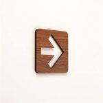 Pictogramme flèche découpé en bois