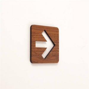 Pictogramme flèche découpé en bois