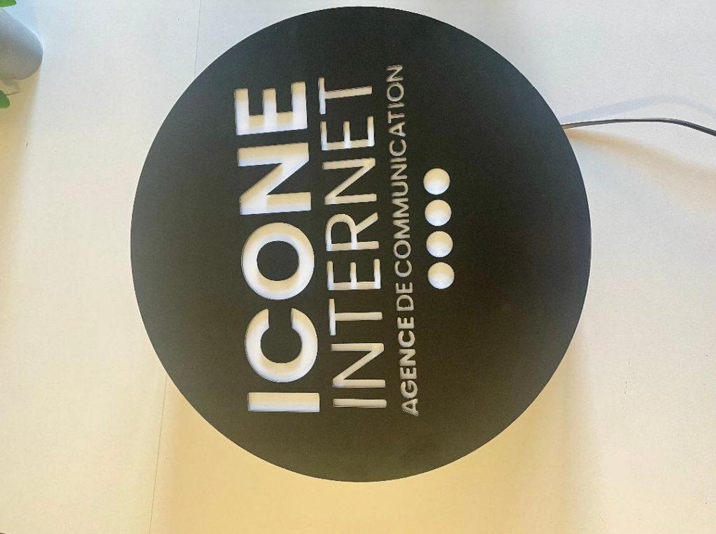 Enseigne caisson ajourée ronde