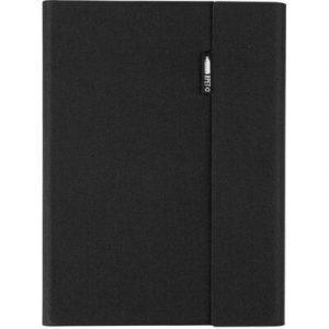 Conférencier env. format A5, comprend un cahier de 64 feuilles lignées, des compartiments pour documents, un support pour téléphone, une fermeture magnétique, emballé individuellement dans une pochette kraft, produit en RPET