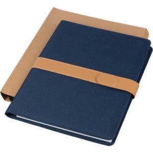 Conférencier env. format A4, comprend un carnet de 20 pages lignées, des compartiments pour documents, un passant pour stylo, fermeture magnétique, emballé individuellement dans une pochette kraft, produit en RPET