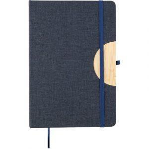 Carnet env. format A5 avec 80 pages lignées, ruban marque-page pour marquer facilement la dernière page ou les notes importantes, fermeture par élastique supplémentaire de couleur assortie, couverture pliable avec détail en bambou qui se transforme en support de téléphone, se glisse dans un sac à dos scolaire, produit fabriqué de RPET