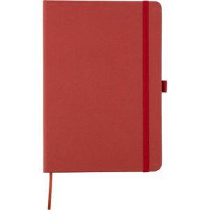 Carnet env. format A5 avec 80 pages lignées imprimées à l'encre de soja, ruban marque-page pour marquer facilement la dernière page ou les notes importantes, fermeture par élastique supplémentaire de couleur assortie, se glisse dans un sac à dos d'écolier, le cahier est doté d'une couverture en papier Favini originaire d'Italie , icône ressource en relief au dos, produit en carton, restes de production (04 - lavande, 05 - cerise, 06 - agrumes, 18 - amandes, 25 - raisins) et papier 70 g/m²