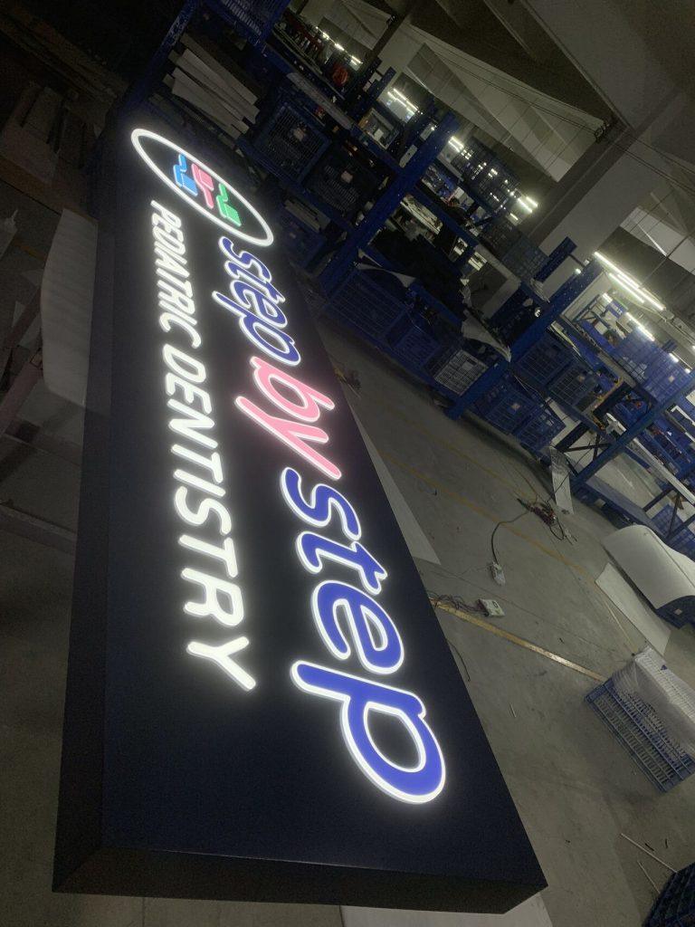 caisson lumineux ajouré relief