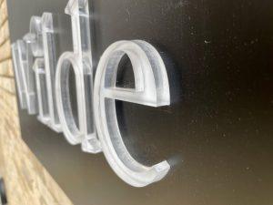 Enseigne lettres plexi
