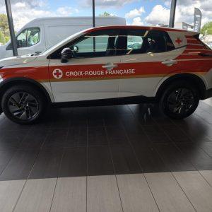 SUV de la Croix-Rouge française exposé en concession