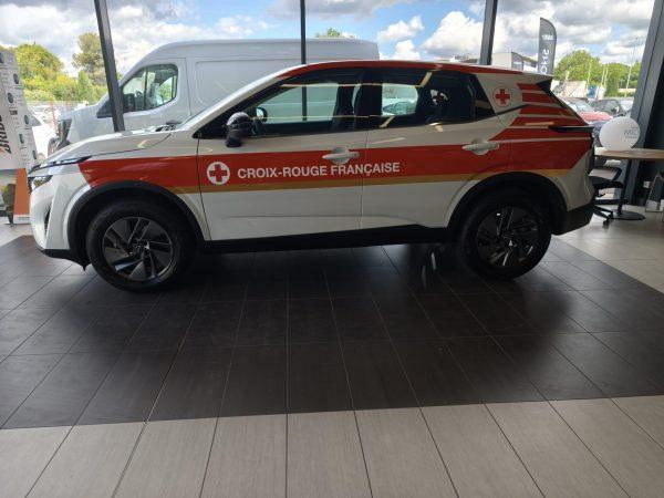 SUV de la Croix-Rouge française exposé en concession