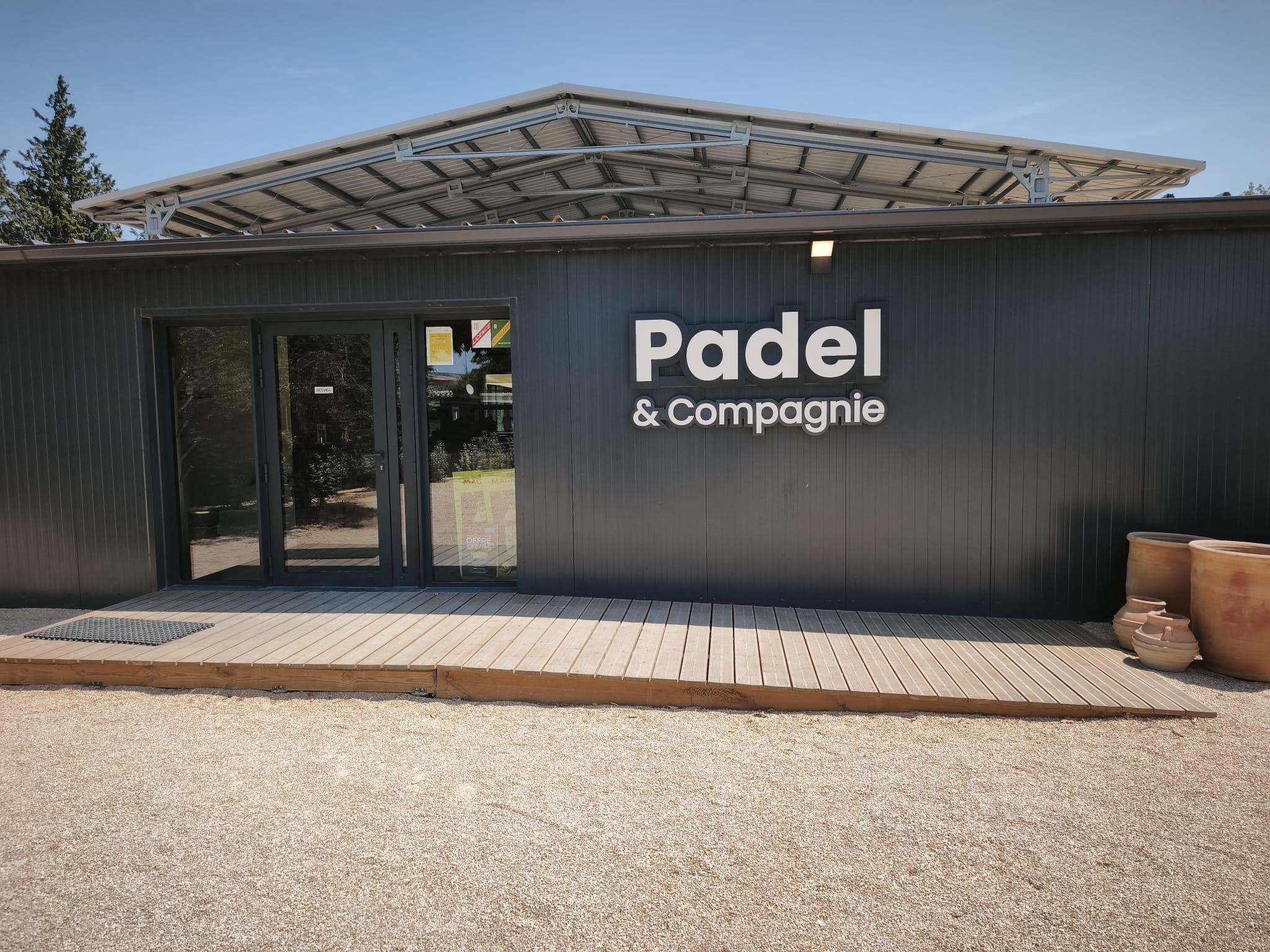 Façade du magasin Padel & Compagnie avec enseigne visible et entrée vitrée