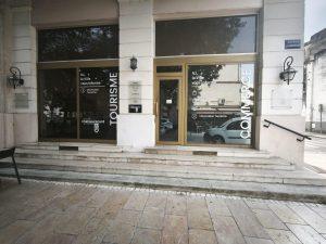 Façade d’un office de tourisme et de commerce de la ville de Châteaurenard, avec vitrines et enseigne Avenue Lagrange