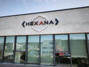 Façade d’un bâtiment avec l’enseigne HEXANA