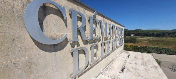 Pose d’enseignes grand format en lettres relief pour le Crématorium de Beaucaire