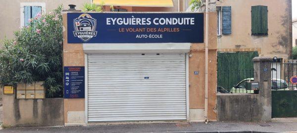 Pose d’une nouvelle enseigne pour Eyguières Conduite, au cœur des Alpilles